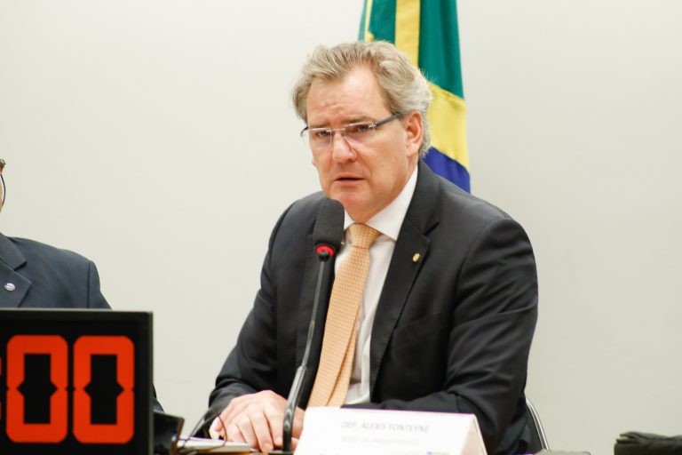 Comissão rejeita projeto que proíbe fabricação de bombas de fragmentação no País