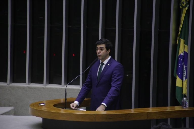 Comissão aprova incentivo fiscal para veículos urbanos sobre trilhos movidos por geração solar