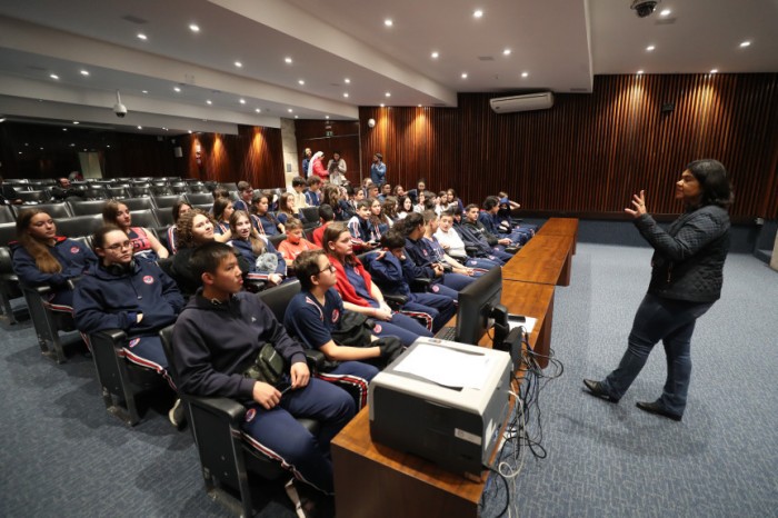 Durante visita, alunos de escola de Ponta Grossa aprendem sobre o funcionamento da Assembleia