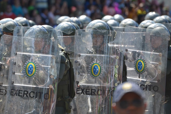 Lobby militar nos parlamentos fere democracia, alertam especialistas