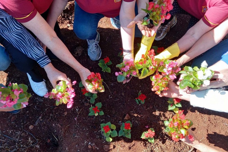 Ação que conta com apoio da Sanepar leva flores e mutirão de limpeza a rios de Cascavel
