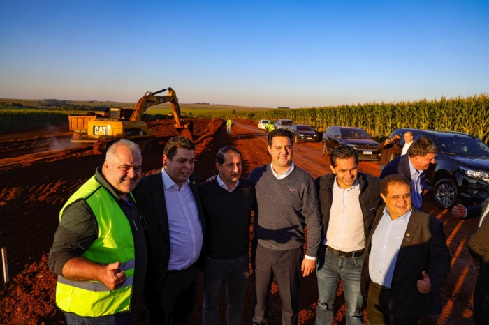 Governador vistoria obras de pavimentação na PR-239, entre Toledo e Assis Chateaubriand