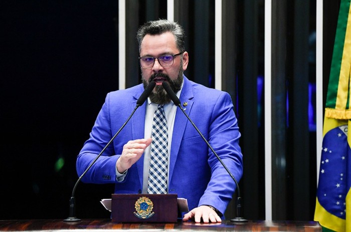 Alan Rick elogia Mais Médicos e defende profissionais formados no exterior