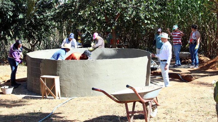 Produtores rurais aprendem a construir reservatórios em ferro solo cimento