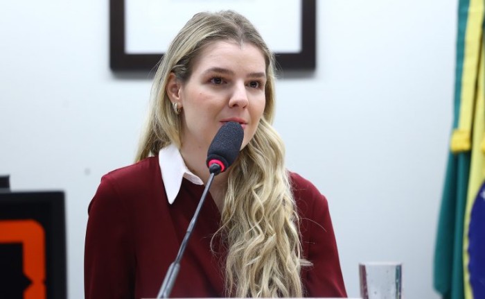 Comissão aprova projeto que obriga o SUS a fornecer protetor solar e óculos escuros a albinos