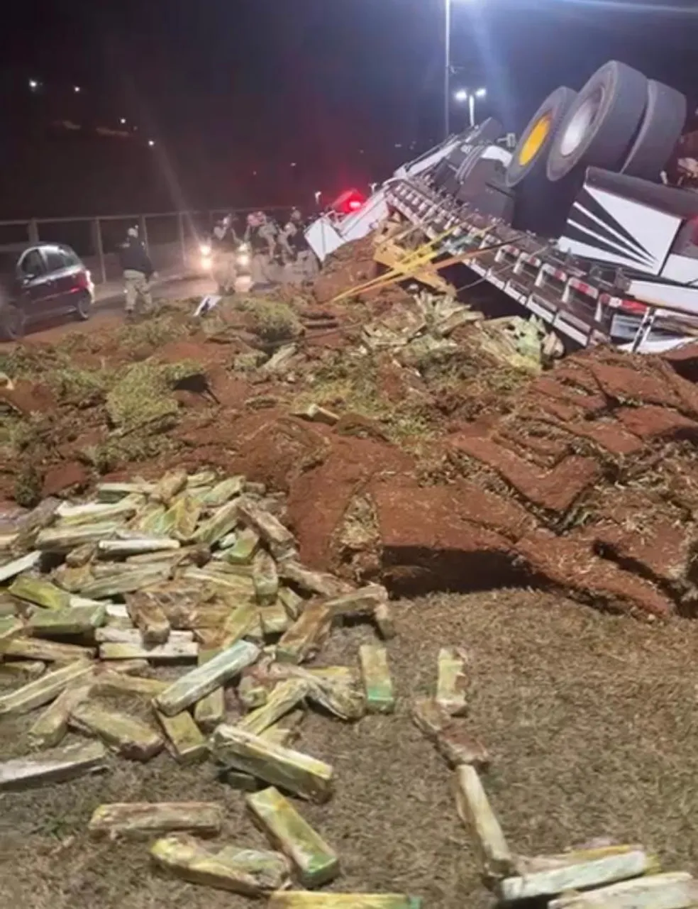 Caminhão com 1 tonelada de maconha tomba em frente a batalhão da PM em Juiz de Fora (MG)