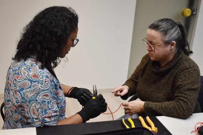Mulheres aprendem noções de elétrica predial em curso gratuito da Copel em Londrina