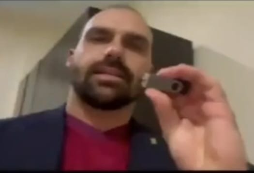 Eduardo Bolsonaro aparece com pen drives e faz alerta sobre a esquerda