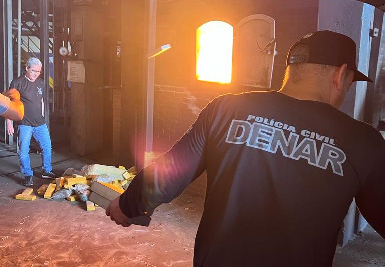Policiais civis durante a ação