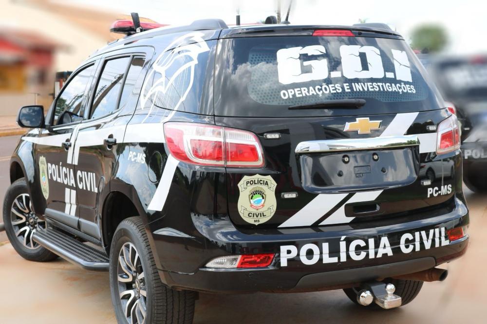 Casal de traficantes saca arma branca e tenta esfaquear policiais durante abordagem em Campo Grande (MS)