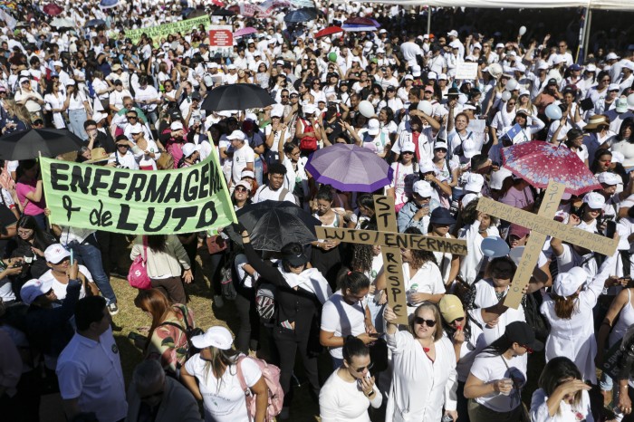 Enfermeiros protestam na Esplanada por pagamento do piso salarial