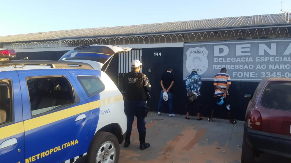 Jovens são presos em abordagem sob a posse de entorpecentes na região do Bandeira em Campo Grande (MS)