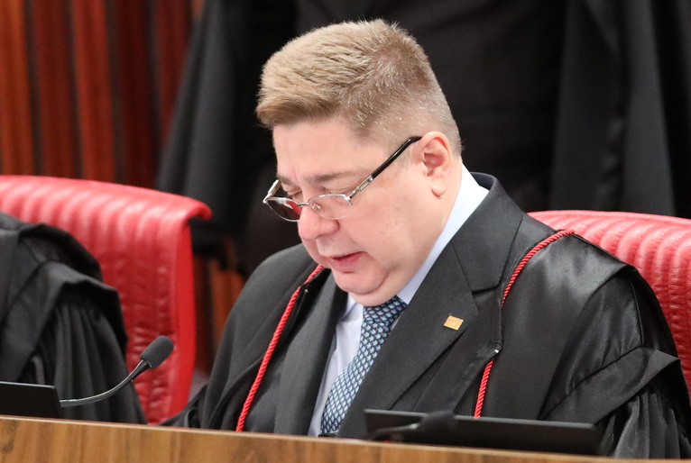 Ministro Raul Araujo abre divergência ao relatório do Ministro Benedito Gonçalves que torna o ex-Presidente Jair Bolsonaro inelegível