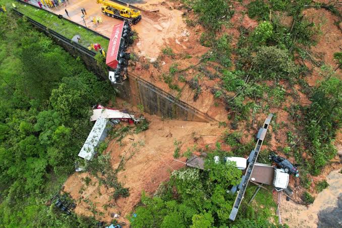 Deslizamento de terra em Guaratuba registra duas mortes