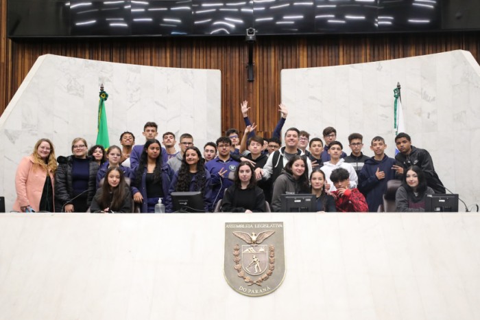 Alunos do Colégio Cívico-Militar Elias Abrahão visitam a Assembleia