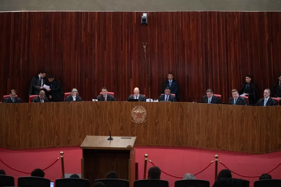 Com 3 votos a 1 pela inelegibilidade de Bolsonaro, TSE adia julgamento