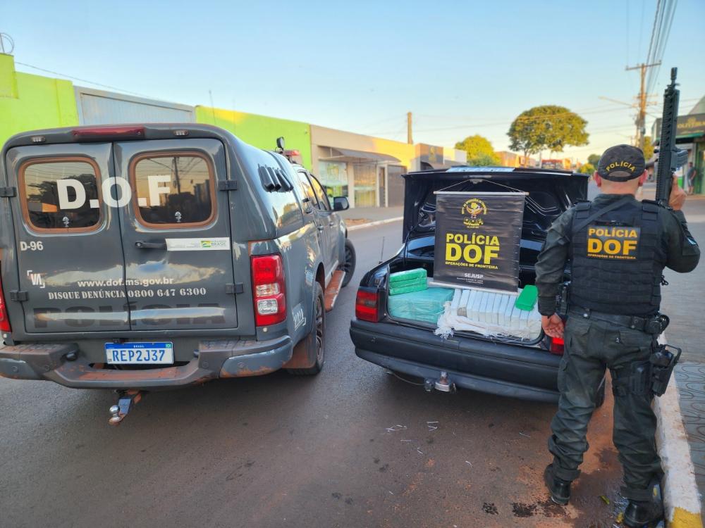 Traficantes 'abandonam' carro lotado com R$ 450 mil em maconha em hotel de MS