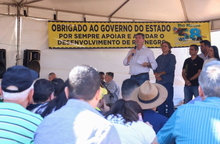 Em Rio Negro, governador autoriza obras e inaugura granja que amplia suinocultura
