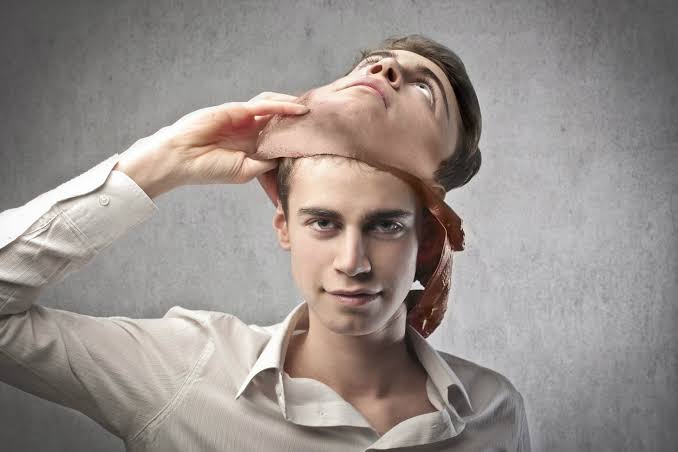 Hipocrisia, irmã do engano.