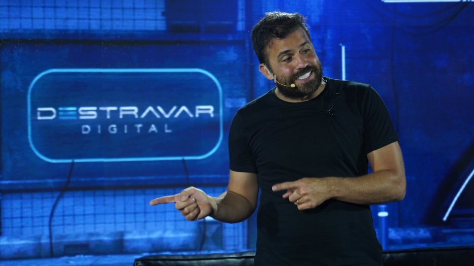 Polícia Federal investiga Pablo Marçal por crimes cometidos durante apoio a Bolsonaro