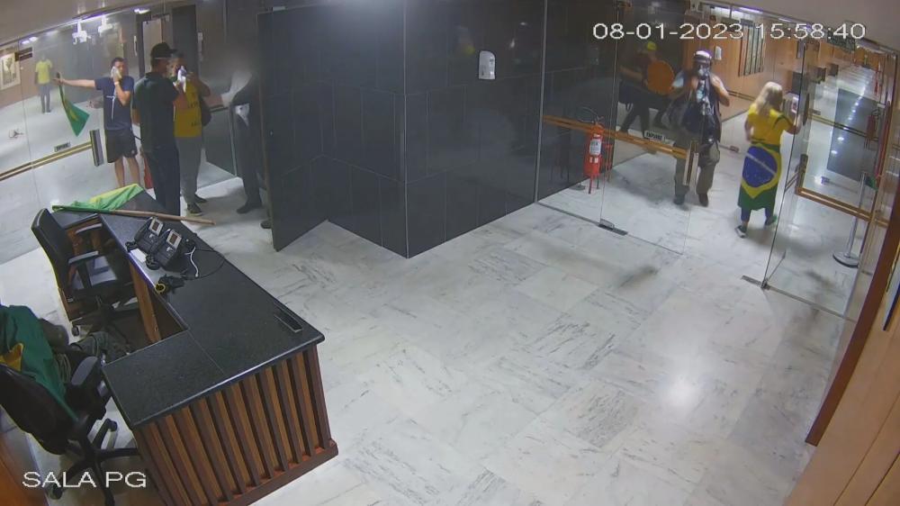 Material indica que policiais militares se esconderam em banheiro no dia 8/1