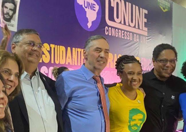 Ministro do STF é vaiado por estudantes socialistas da UNE