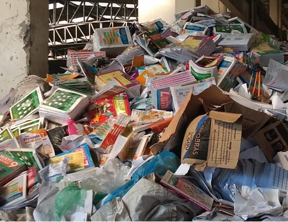 Não ao desperdício público de livros didáticos! 