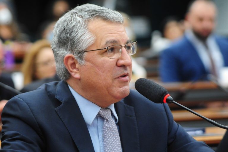 Comissão aprova projeto que obriga unidades de saúde públicas e conveniadas a exibirem símbolo do SUS