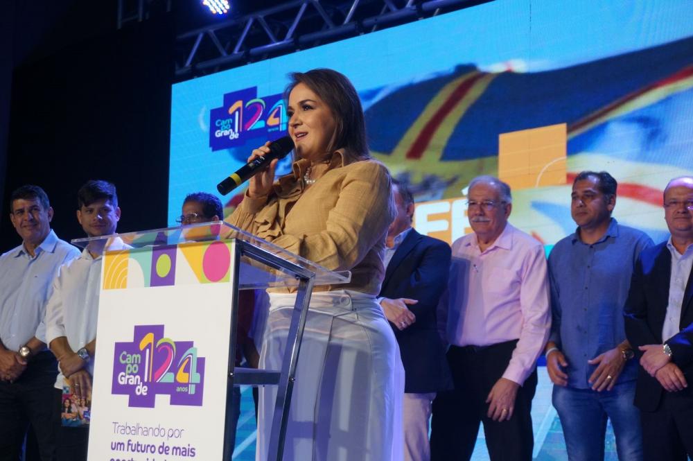 Prefeita Adriane demonstra habilidades, supera dificuldades e lança “pacotão” de R$ 540 milhões em obras