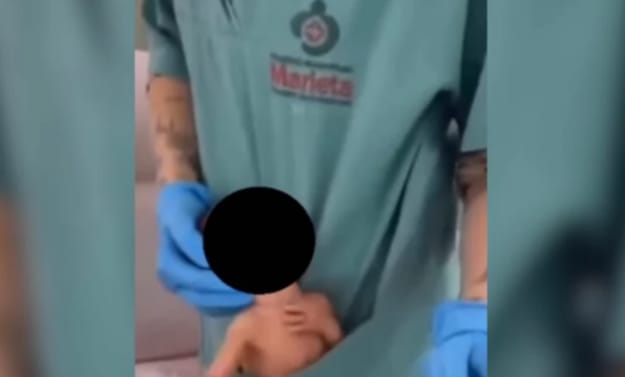 Absurdo: funcionária de hospital dança com recém-nascido no bolso 