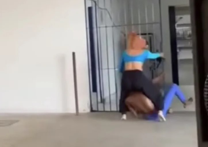 Dançarina do vídeo de apresentação polêmica diz que deixou “as crianças felizes” 