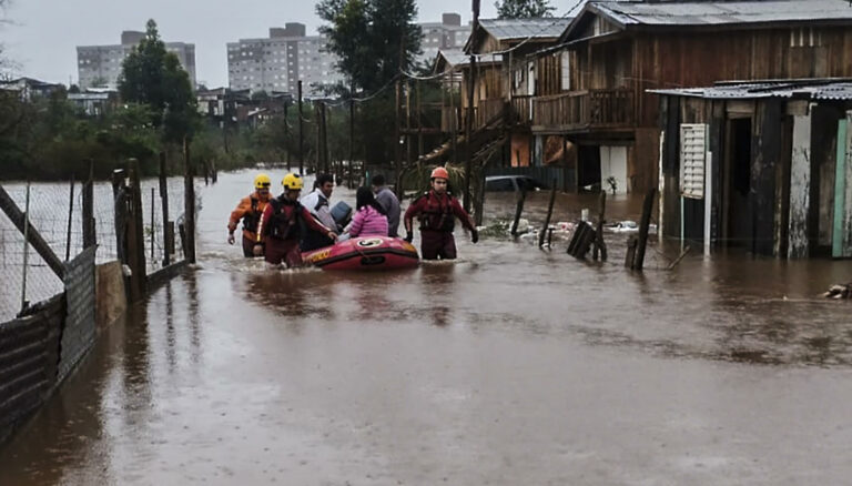 Ciclone deixa 28 mortos e destruição no Sul do país