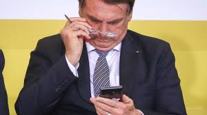 Mensagem enviada pelo WhatsApp pode livrar Bolsonaro da acusação de golpe
