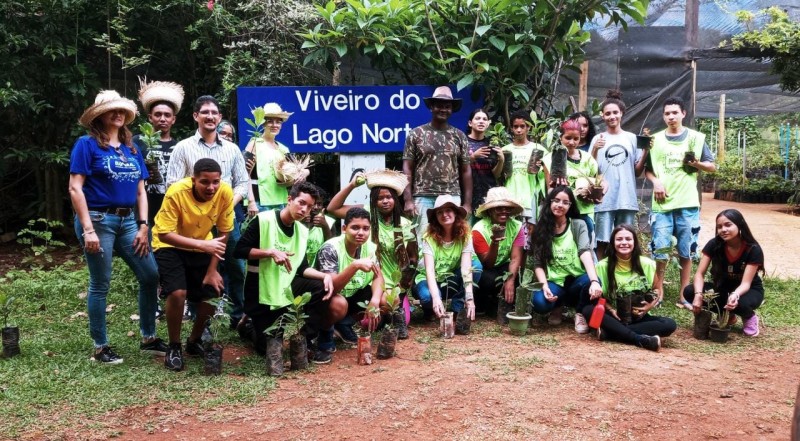 Estudantes visitam Viveiro do Lago Norte e promovem plantio na escola