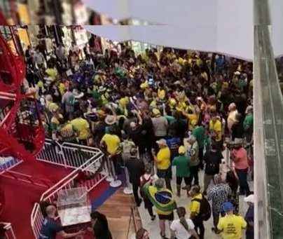 Manifestantes protestam no Park Shopping contra Lula em Brasília