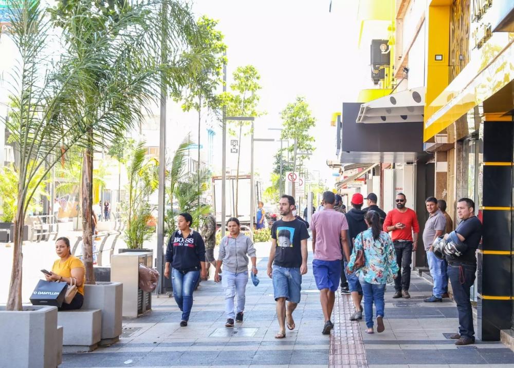 Veja o que abre e fecha nesta segunda (5) na Capital - Jogo do Brasil