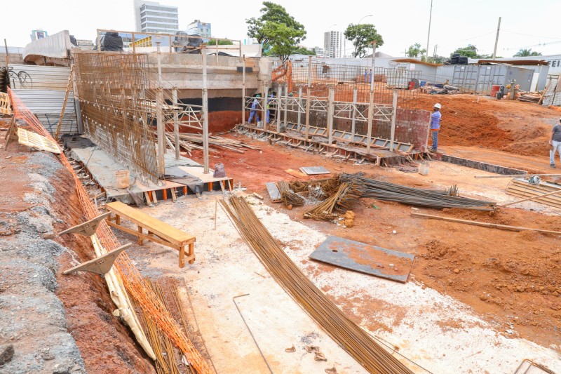 Muros de sustentação da alça do BRT no Túnel de Taguatinga são concretados