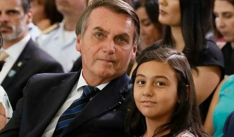 Bolsonaro publica foto com a filha Laura neste domingo (4)