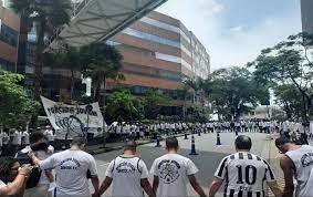 Santistas se reúnem em frente ao Einstein para orar por Pelé