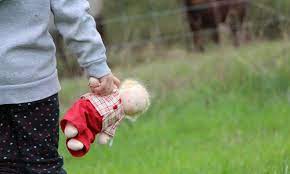 Pai estuprava menina de 4 anos enquanto mãe trabalhava