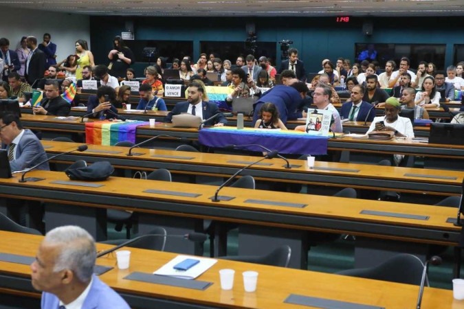 PL da união homoafetiva vira guerra de costumes entre parlamentares