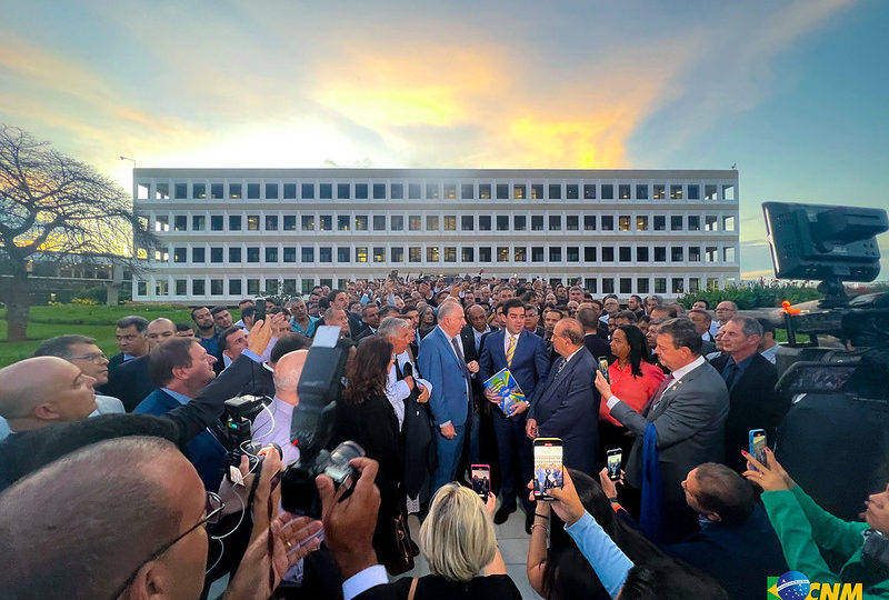 Prefeitos pressionam Governo Lula e Parlamento contra crise nos municípios