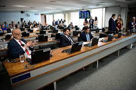 CCJ aprova PEC que limita poderes do STF