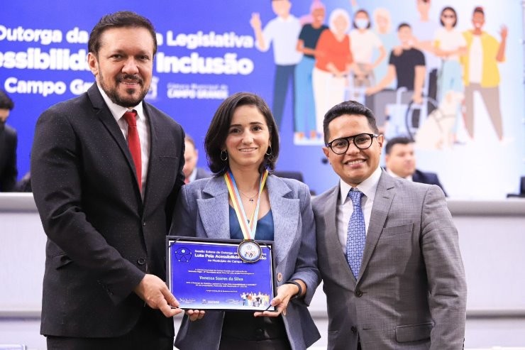 Lucas de Lima participa da entrega da Medalha 