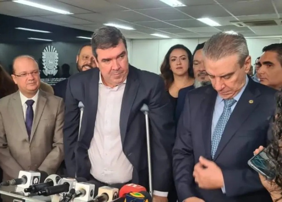 Eduardo Riedel entrega Projeto com nova estrutura à deputados