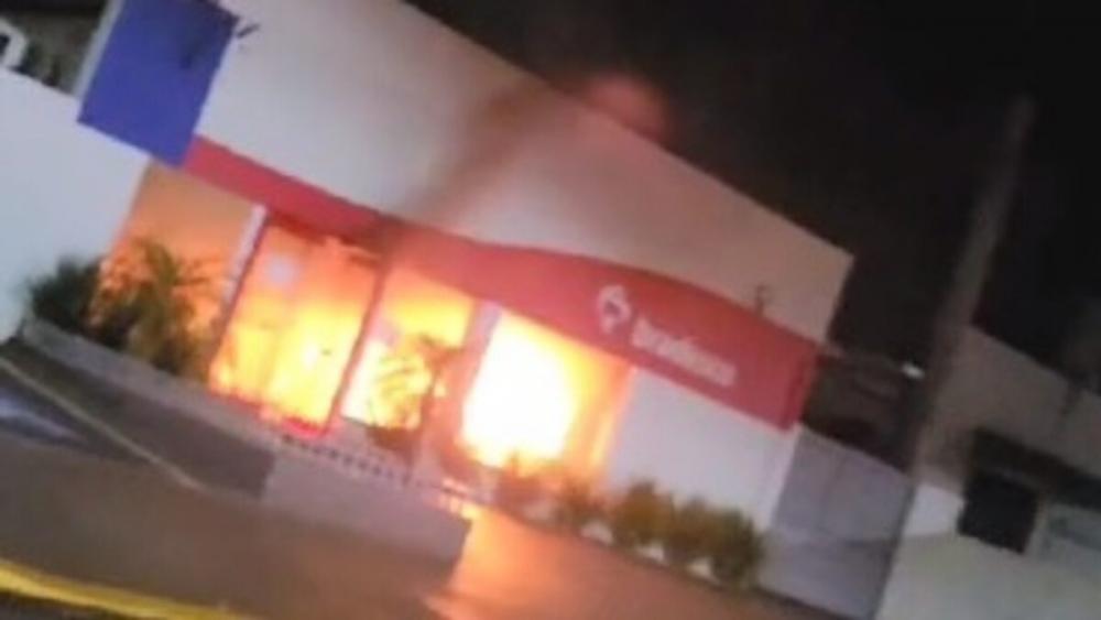 Incêndio destrói caixas eletrônicos em Terenos