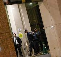 Manifestantes fazem protestos contra Lula em frente ao Hotel Meliá