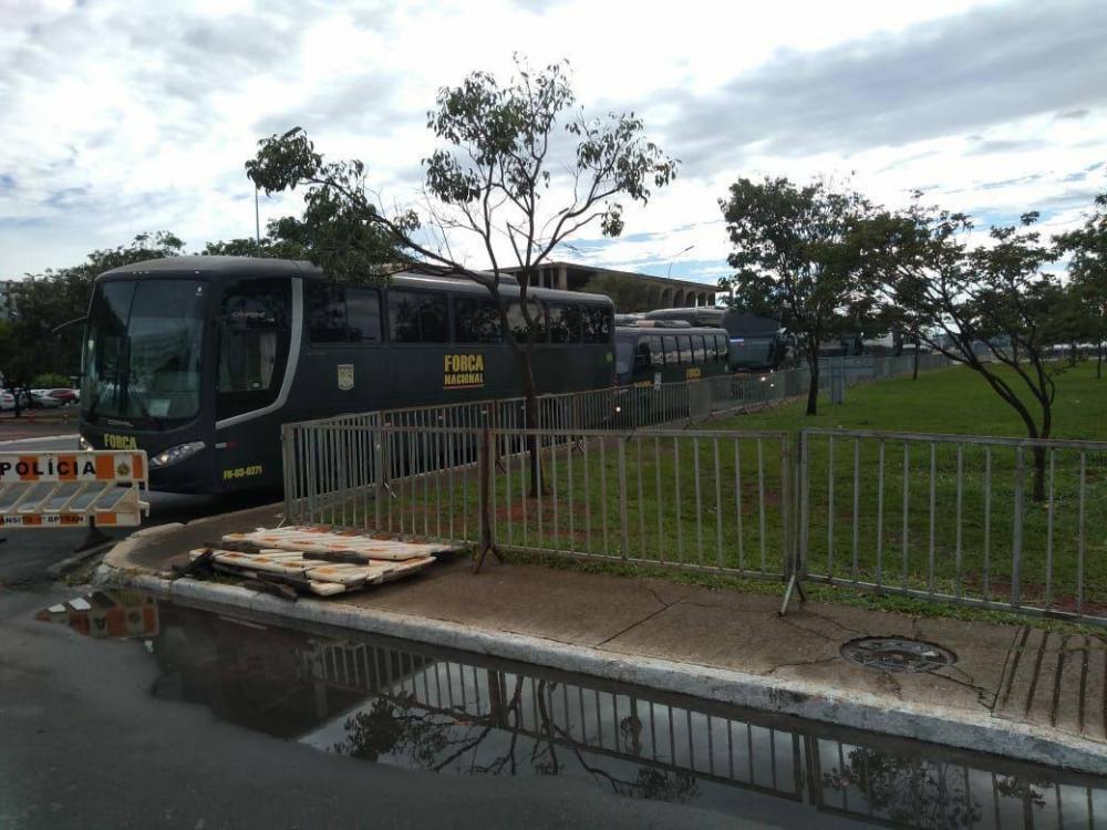 Ônibus da Força Nacional estacionam na Esplanada dos Ministérios