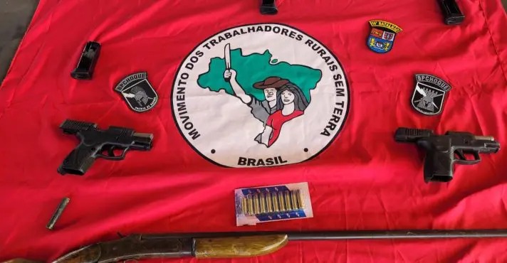PM encontra armas em acampamento do MST e leva 10 deles para a delegacia do Paraná