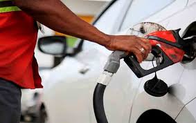 Gasolina fica R$ 0,12 mais barata a partir de hoje e o diesel mais caro